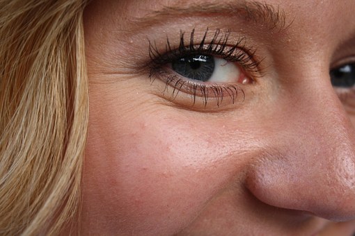 a lady with wrinkles